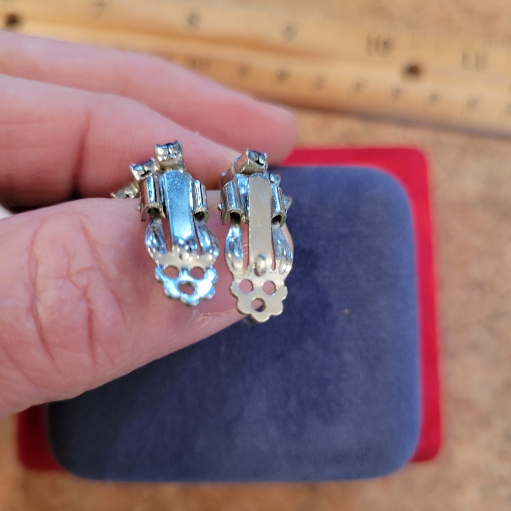Vintage Blue Rhinestone Clip-On Earrings ~ MCM-1960's ~ Pretty & Sparkly! - Picture 9 of 12
